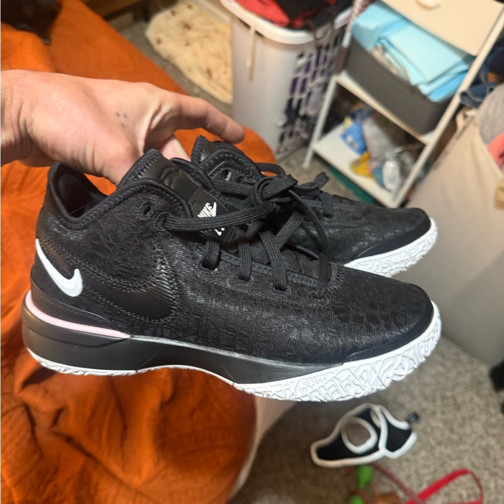 LeBron James nxxt shoes women size 7
